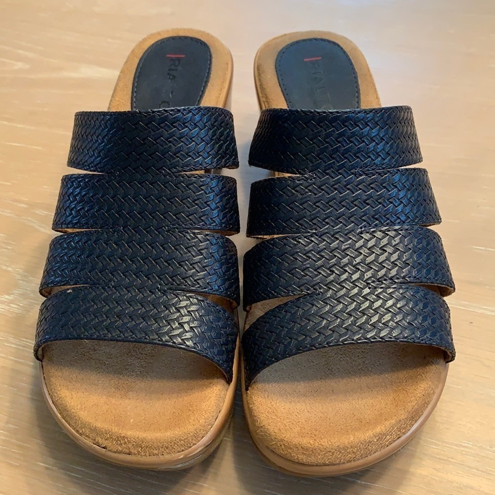 Women’s Rialto Black woven faux leather slide sandals - one flaw on corner heel
